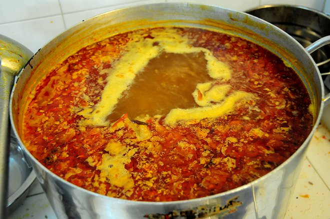 Để có được tô bún bề bề chất lượng, nồi nước lèo phải đủ chất. Các đầu bếp Sài Gòn thường dùng nước dừa tươi hầm với các loại xương, me tươi, cà chua, dầu điều, muối, đường, bột nêm và một số gia vị khác. Nước lèo sau khi nêm nếm sẽ có vị đậm đà để khi chan vào bún cho cảm giác vừa miệng. Để tô bún ngon, nồi nước lèo phải luôn sôi. Để có được tô bún bề bề chất lượng, nồi nước lèo phải đủ chất. Các đầu bếp Sài Gòn thường dùng nước dừa tươi hầm với các loại xương, me tươi, cà chua, dầu điều, muối, đường, bột nêm và một số gia vị khác. Nước lèo sau khi nêm nếm sẽ có vị đậm đà để khi chan vào bún cho cảm giác vừa miệng. Để tô bún ngon, nồi nước lèo phải luôn sôi.